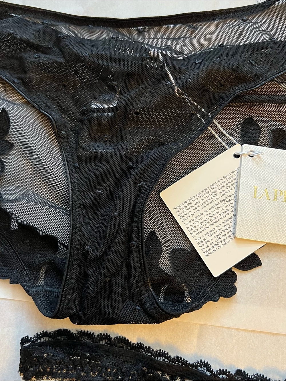 La Perla Women’s Lace & Mesh bikinis, and thongs - 4 pair NEW X small 27/28in - Picture 6 of 16